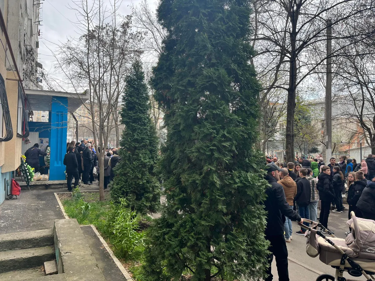 Родные и друзья прощаются со сбитой на Чеканах девочкой