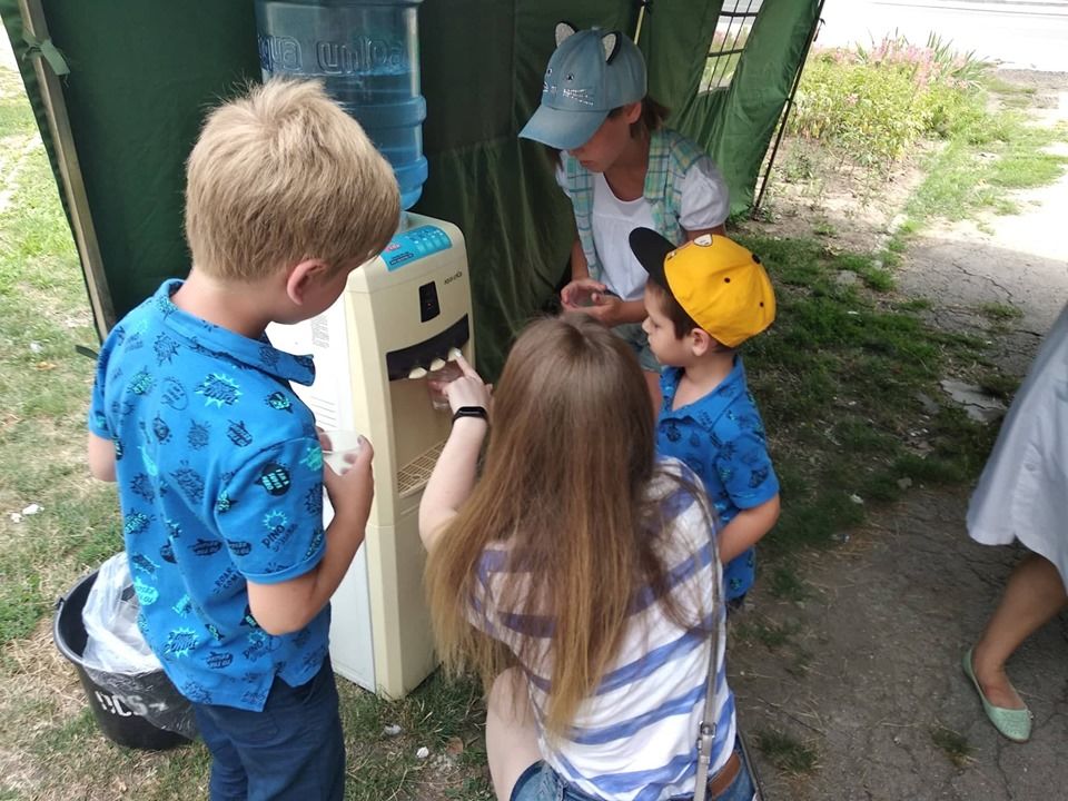 Спасатели установили палатки первой помощи для защиты от жары