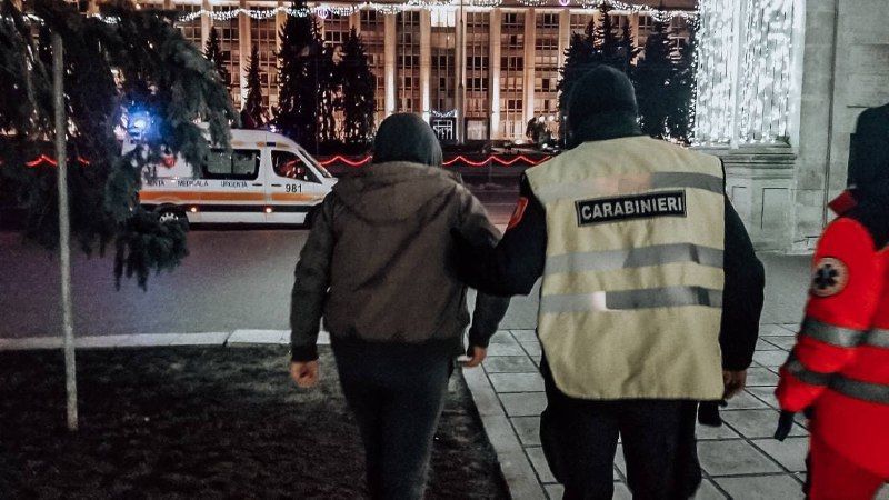 В Кишиневе карабинеры помогли мужчине, которому стало плохо на улице