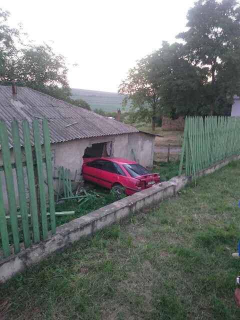 В Оргеевском районе нетрезвый водитель пробил автомобилем стену дома
