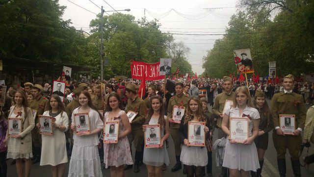 Внуки и правнуки героев пришли на Марш Победы в советской форме