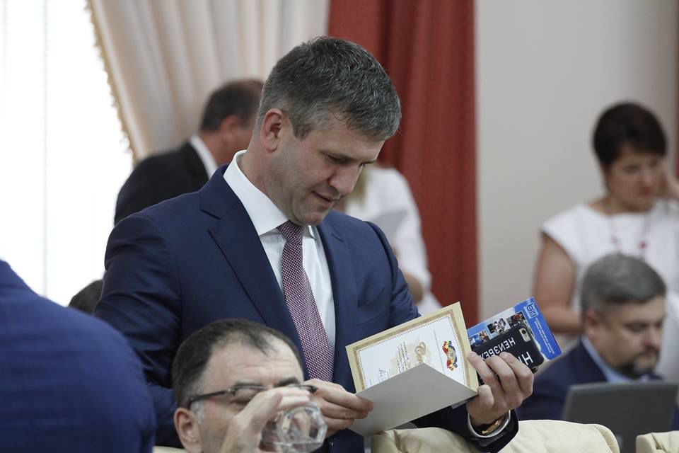 Husa de la telefonul ministrului TIC a stârnit curiozitatea internauților