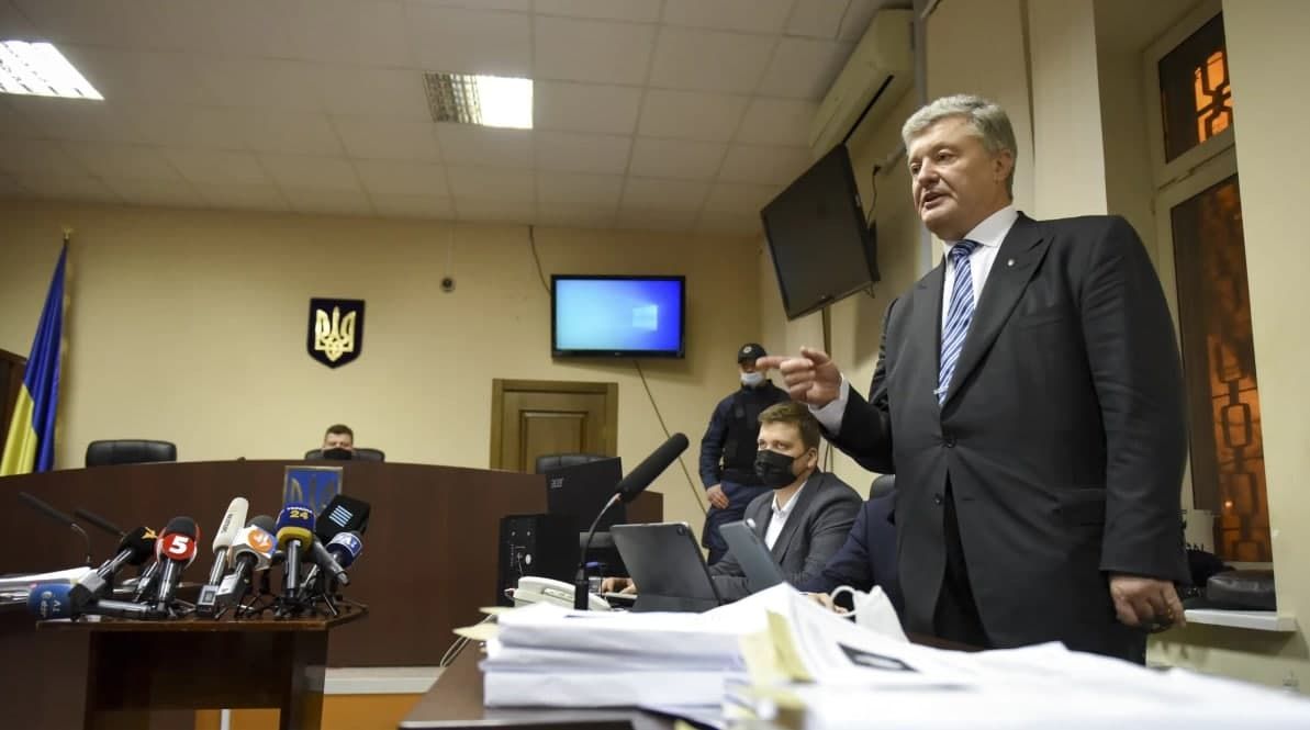 Порошенко в зале суда перешел на крик, раздавая указания своей жене
