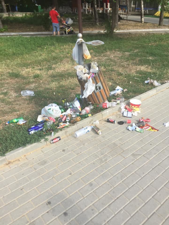 В Кишиневе отдыхающие завалили мусором территорию парка "Валя Морилор"