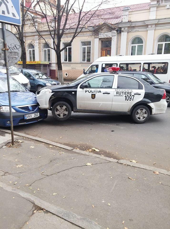 Прибыв на место ДТП, патрульная машина сама попала в аварию