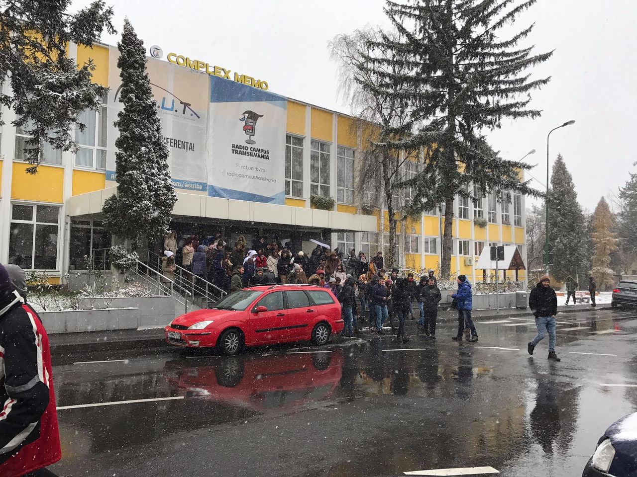 Выстроились очереди в посольстве и консульстве Молдовы в Бухаресте