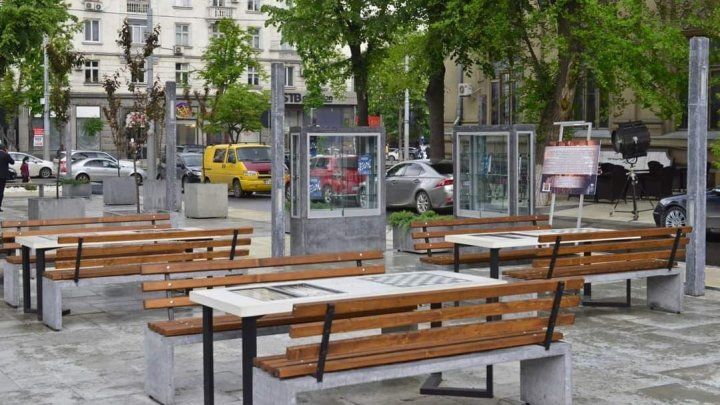 В столичном сквере "М. Эминеску" появилась библиотека под открытым небом