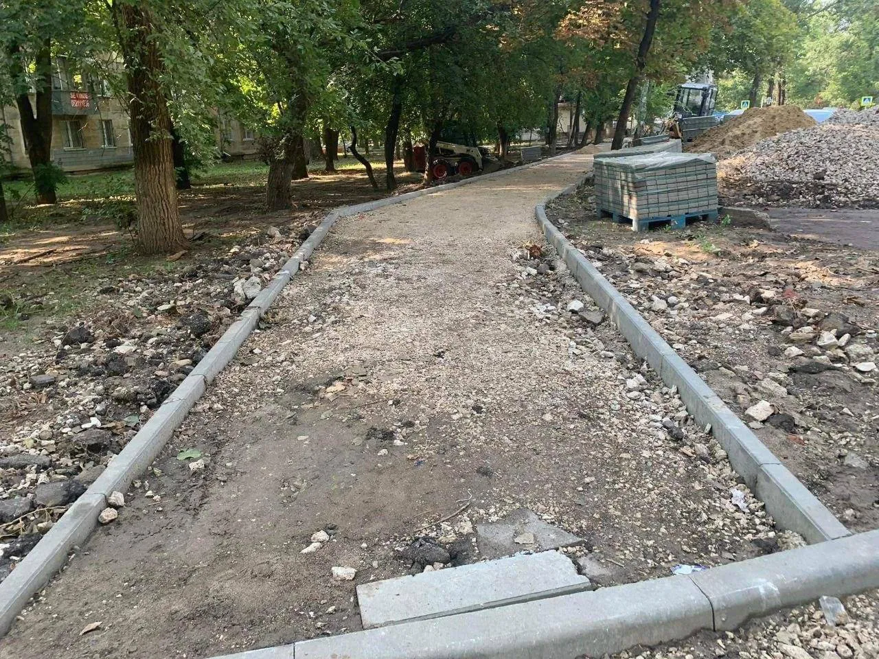 Продолжается ремонт тротуаров на улице Николая Димо