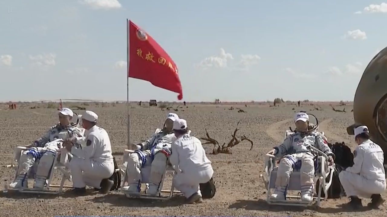 Экипаж "Шэньчжоу-12" вернулся на Землю с китайской космической станции