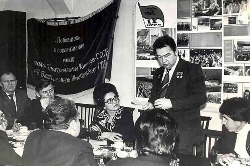 Опубликованы фотографии, как молдаване встречали космонавтов