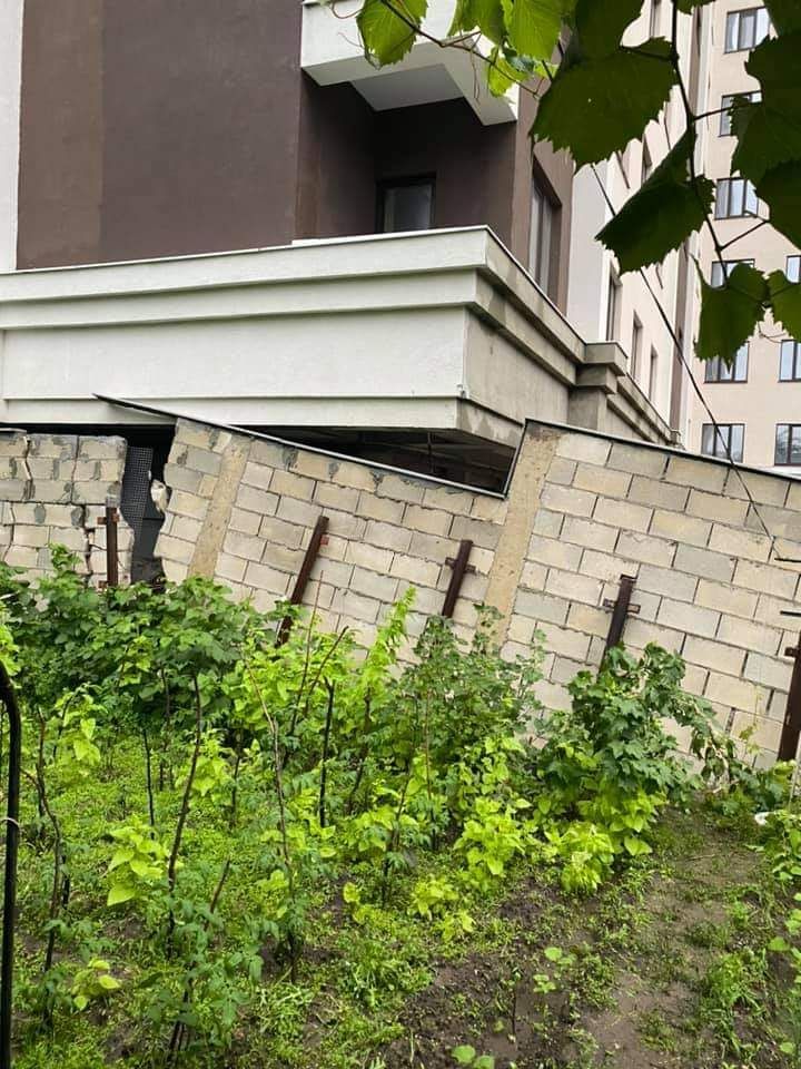 В Кишиневе из-за новостройки у соседей рухнула стена и гараж