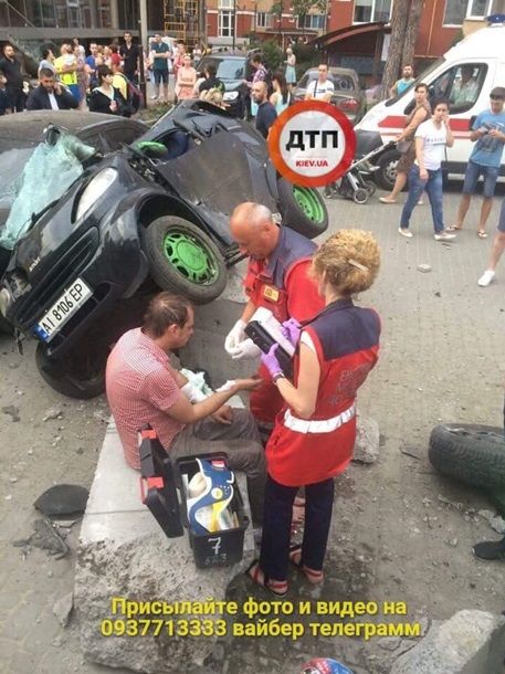 Под Киевом BMW снес остановку и разбил несколько машин