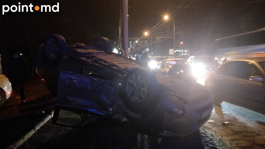 На Ботанике скорая помощь попала в аварию, второй автомобиль перевернулся