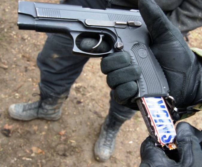 Un tânăr a comis 5 furturi cu ajutorul unui Snikers