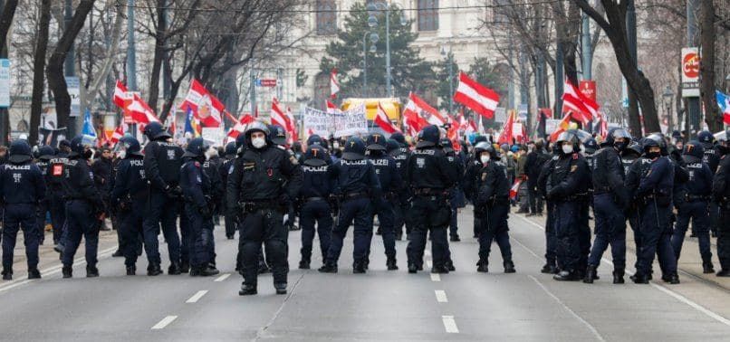 В Вене тысячи людей выступили против обязательной вакцинации