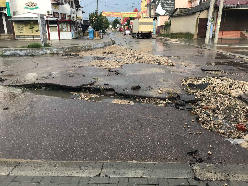 В центре Комрата поднялся асфальт, в яму угодил пассажирский автобус