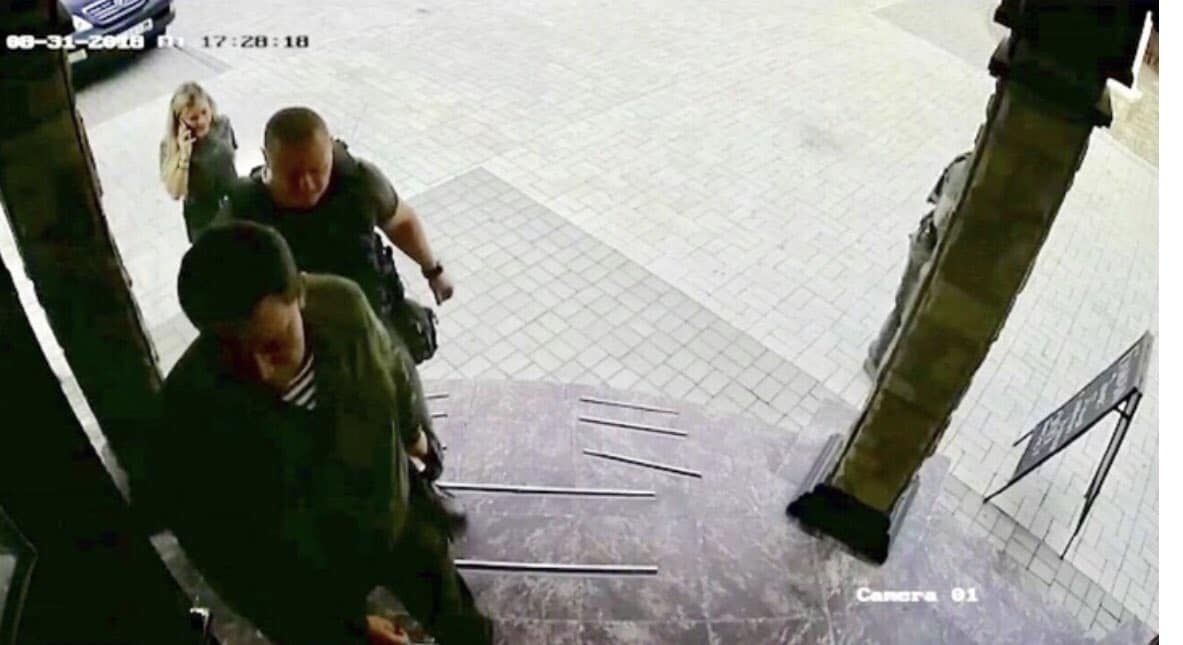 Появились кадры Захарченко за секунды до взрыва