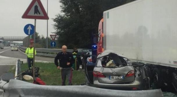 Accident grav în Italia. O familie de români a fost spulberată pe şosea
