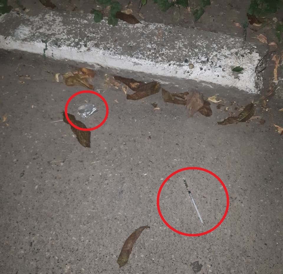 В столице задержаны двое мужчин, которые выбросили наркотики