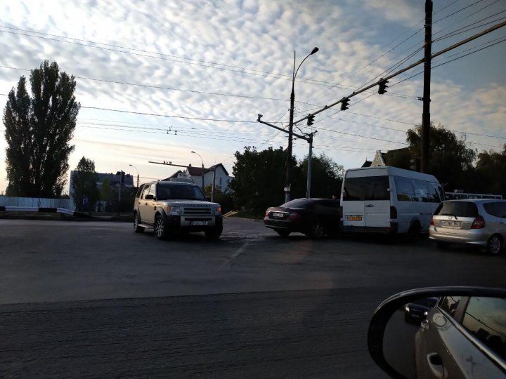 ДТП в столице: маршрутка с пассажирами столкнулась с легковушкой и врезалась в столб