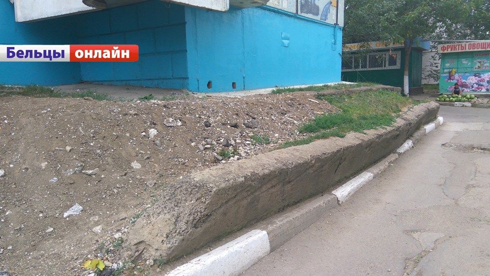 Многоэтажный дом в Бельцах может рухнуть из-за треснувшей подпорной стены