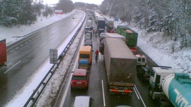 В Чехии снегопады парализовали движения на трассах