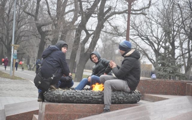 В Одессе группа юношей сушила ноги на Вечном огне