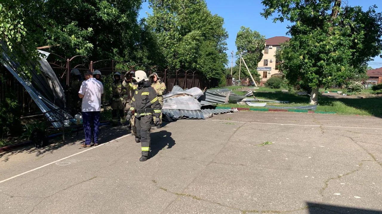 Последний звонок в Краснодаре: 12 детей ранило сорванной крышей