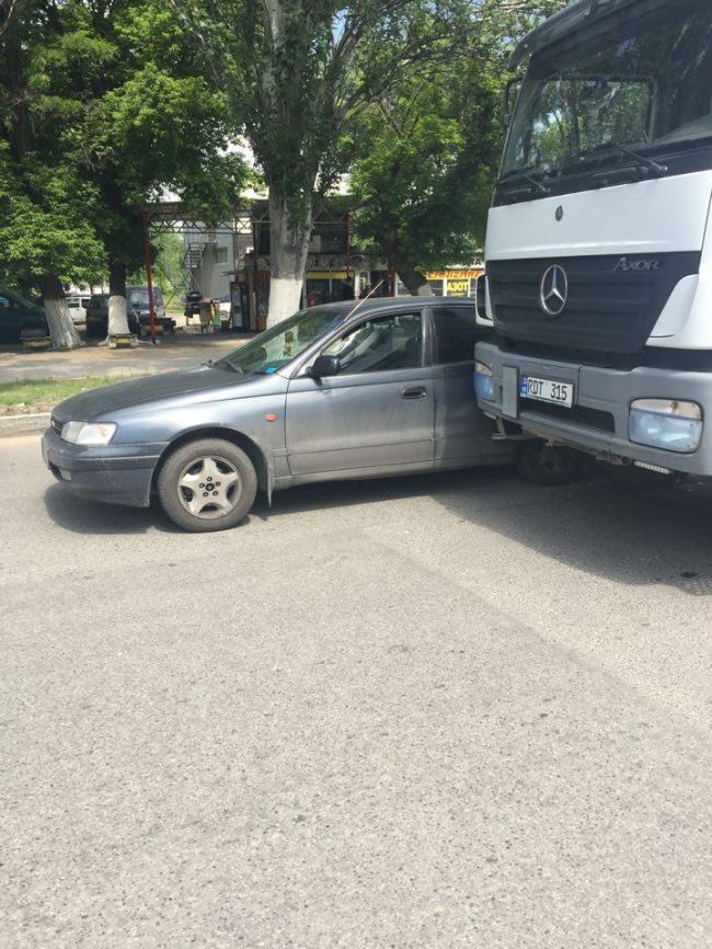 A incercat sa evite un accident si a lovit o alta masina. O strada din centrul capitalei, paralizata in urma unui dublu accident