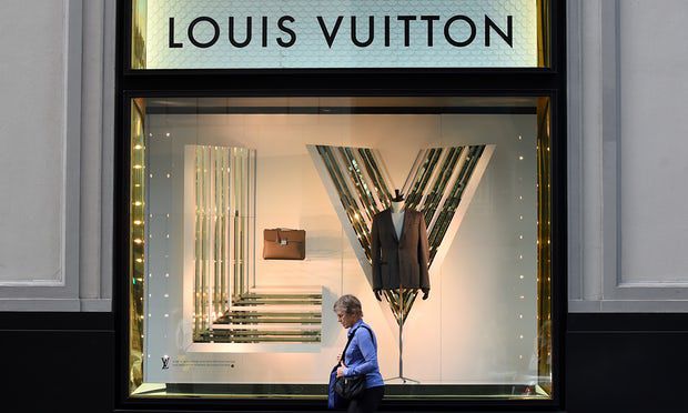 Louis Vuitton fabrică pantofi în România. Angajaţii au salarii mizere