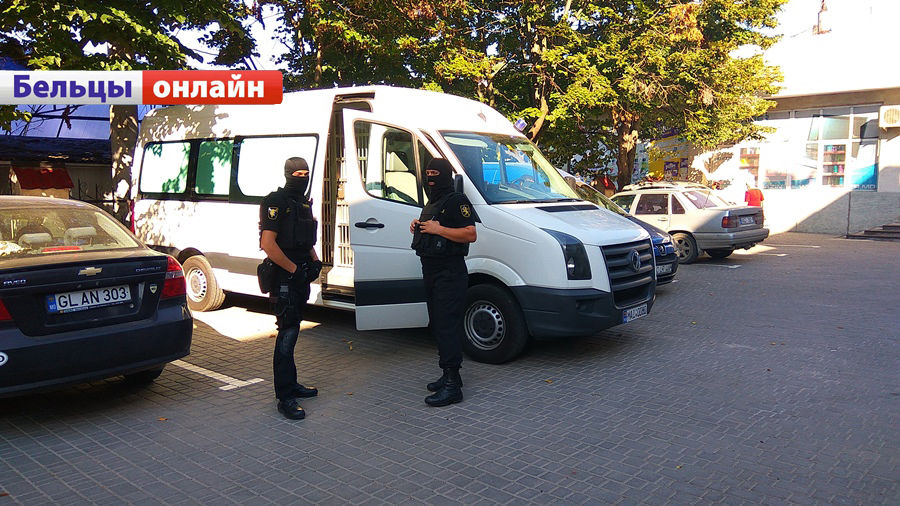 Двух членов банды из Азербайджана привезли в бельцкую апелляционную палату