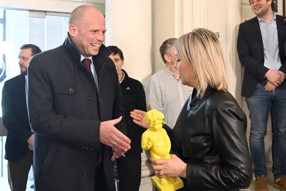 В Бельгии экс-министр высмеяла преемника за публичное мочеиспускание: он ответил подарком