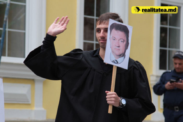 Коммунисты протестовали у конституционного суда с фотографиями членов КС