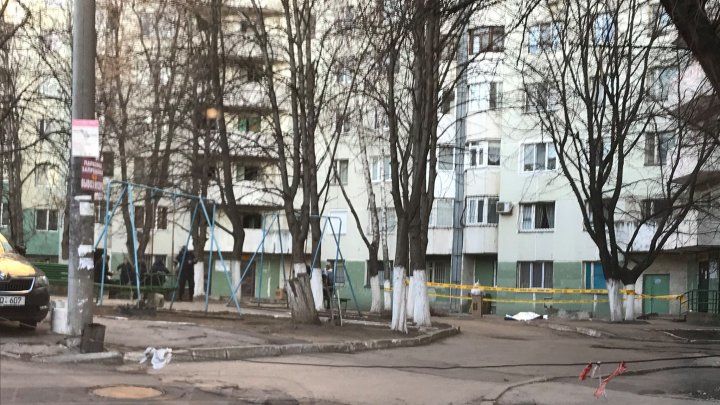 На Рышкановке с балкона многоэтажного дома выбросился парень