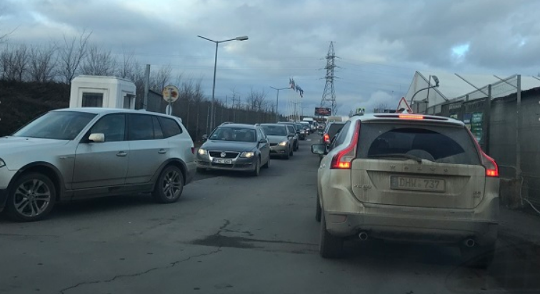 Застрявшие в очереди жители столицы боятся опоздать к праздничному столу