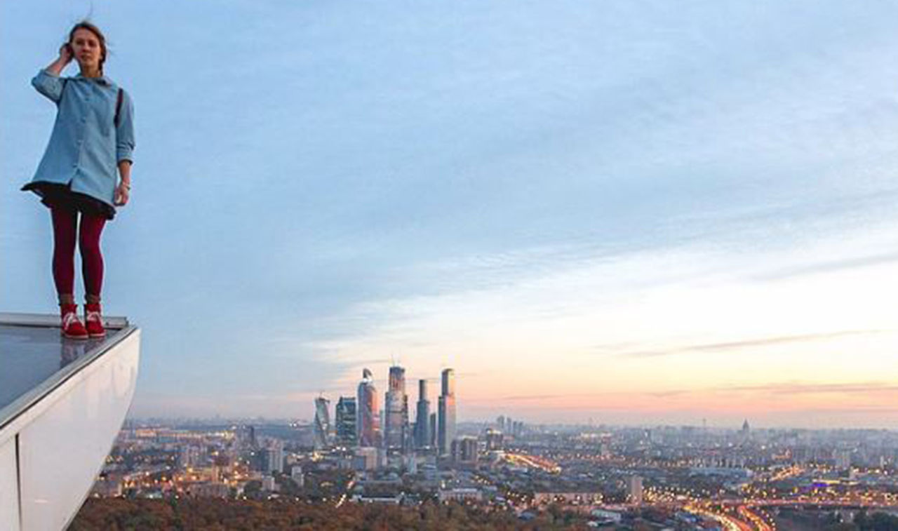 Русская девушка делает самые опасные селфи в мире