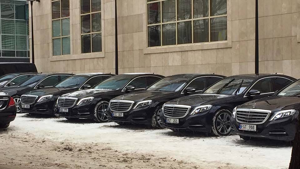 Privelişte unică în Chișinău! O coloană din 11 Mercedesuri S-Class, pe străzile capitalei