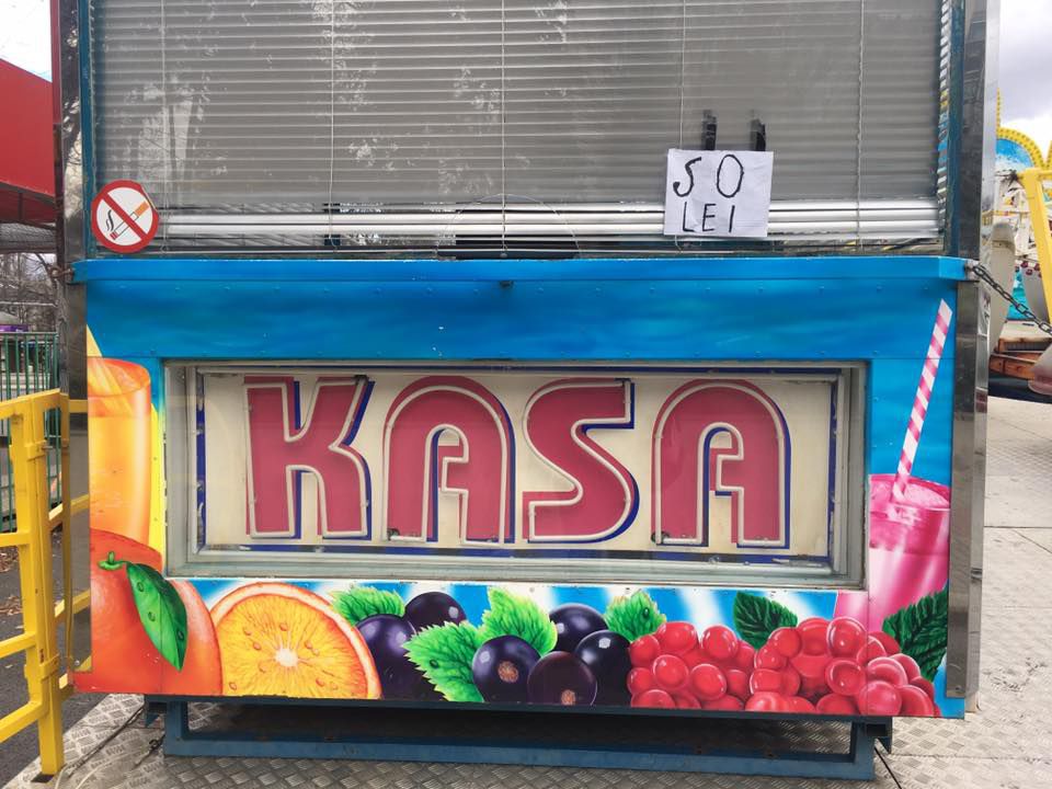 В Кишиневе детские карусели с совсем недетскими рисунками