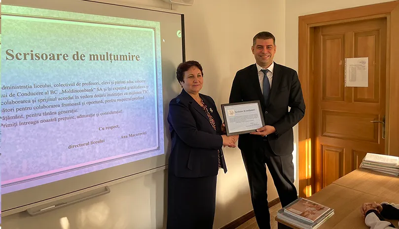 Moldindconbank подарил интерактивную доску Лицею "Minerva" в Кишиневе