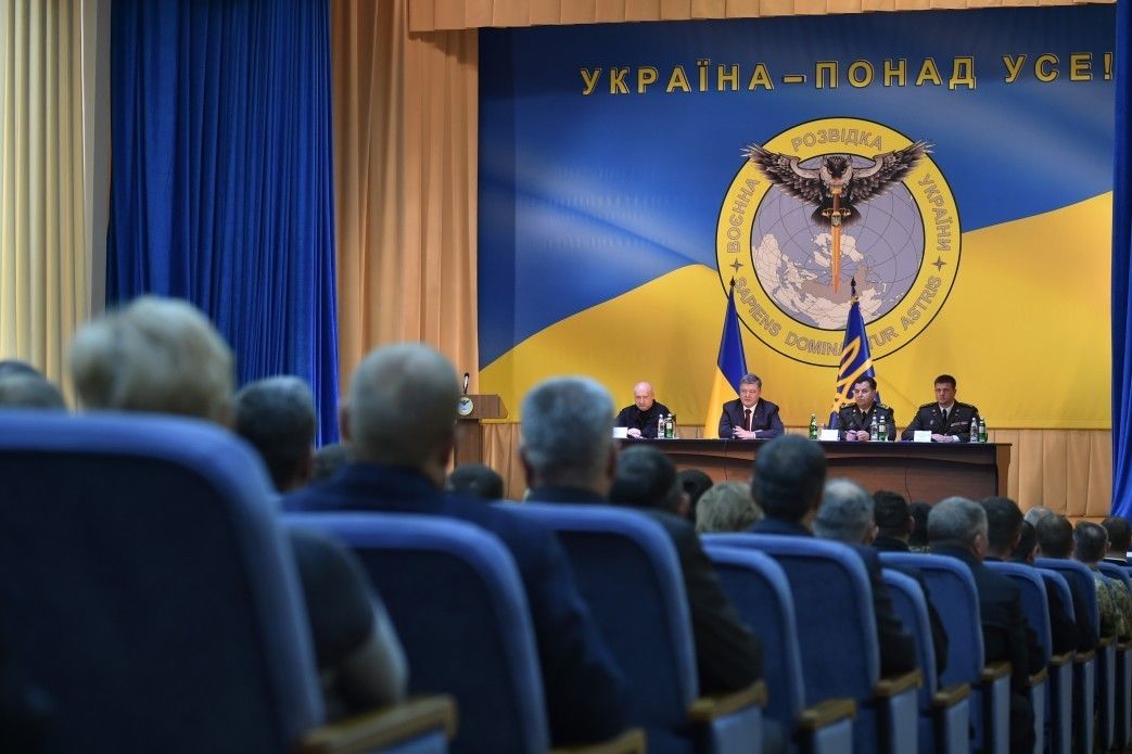 На новой эмблеме украинской разведки сова мечом пронзает Россию