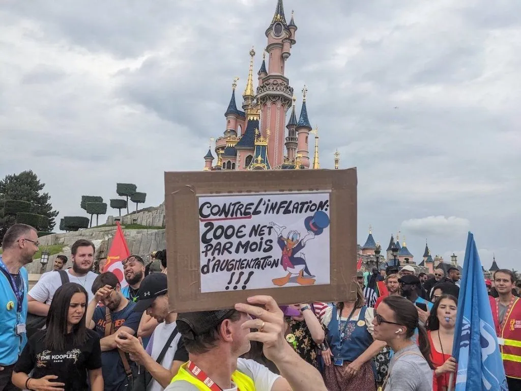 "Чудес не бывает": сотрудники Парижского Диснейленда объявили забастовку