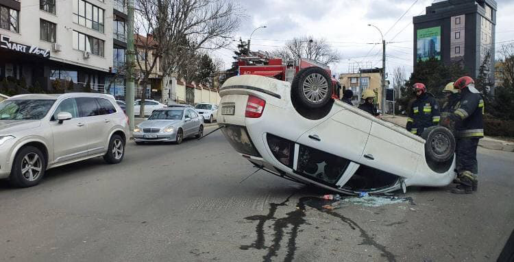 В Кишиневе на перекрестке в результате аварии перевернулся автомобиль