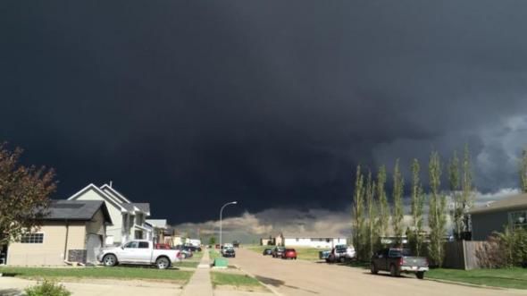 Povestea pozei virale cu bărbatul care taie iarba în timp ce se apropie tornada