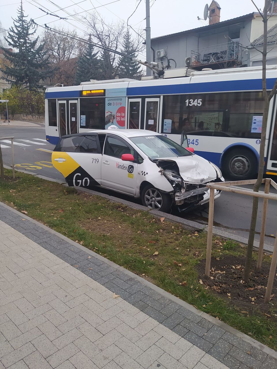 В Кишиневе пассажир такси пострадал в ДТП: потребовалась помощь пожарных