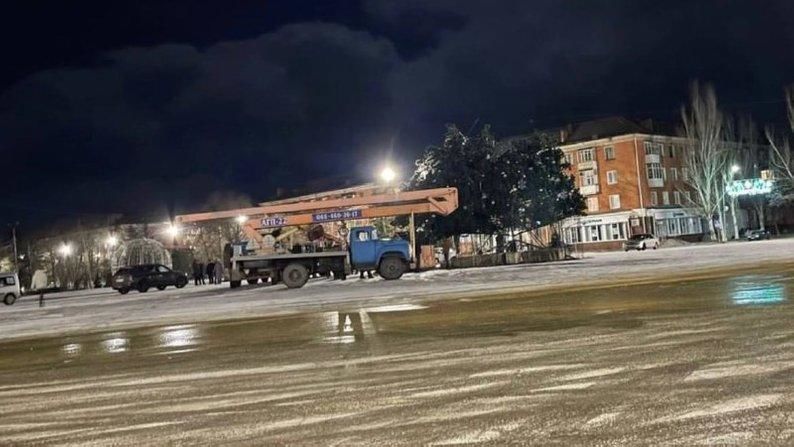 "Елкопад" в Украине: в нескольких городах ветер повалил главные новогодние деревья