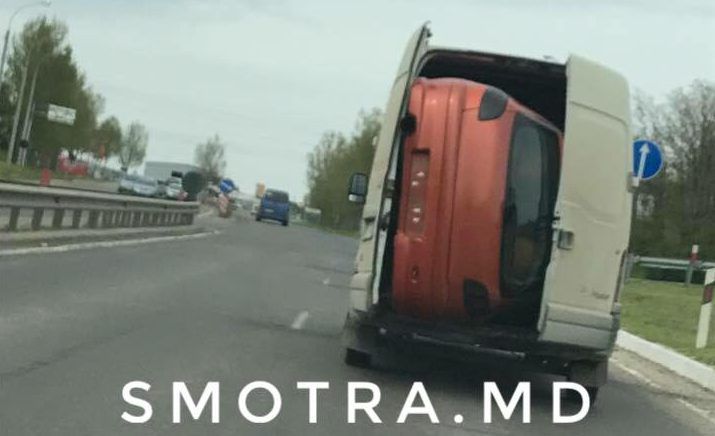 Vezi cum a fost surprins un microbuz pe o stradă din capitală