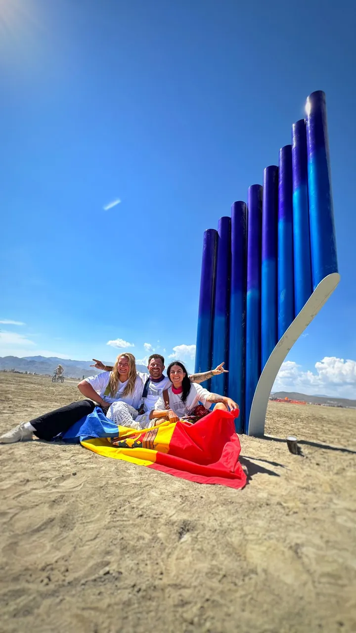 Скульптуру в виде молдавского ная установили на фестивале Burning Man в США