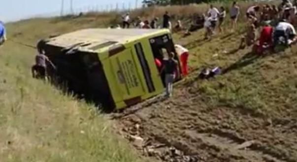 Un mort şi 25 de răniţi după răsturnarea unui autocar polonez în nordul Serbiei