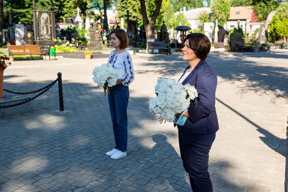 Наталья Гаврилица и Майя Санду возложили цветы к могилам двух поэтов
