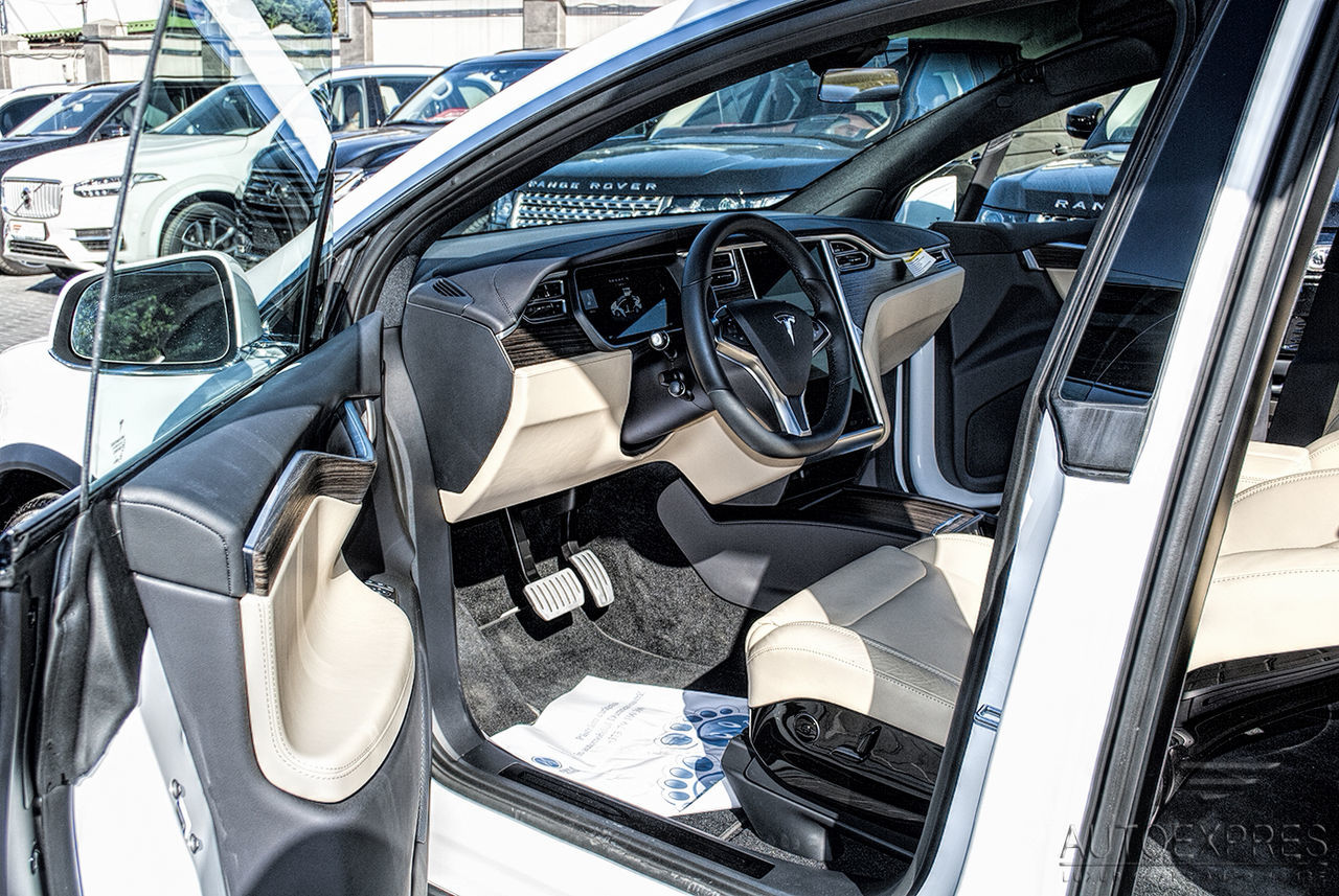 В Молдове выставили на продажу новую Tesla Model X